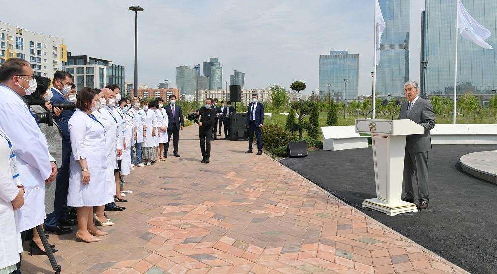 Президент "Қазақстан Республикасының Еңбек сіңірген дәрігері" атағын енгізуді ұсынды