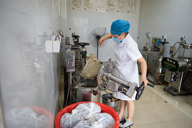 Чжанцзяцзы қаласында Қытай медицинасын эпидемияның алдын алу және сақтануға қолданы