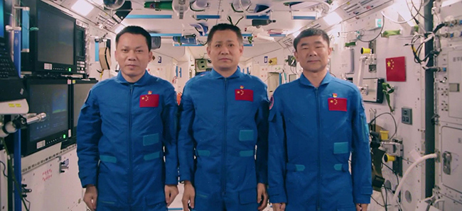«Шэньчжоу-12» нөмірлі әлем кемесіндегі ғарышкерлер Қытайдың ғашықтар мерекесіне сәлем жолдады