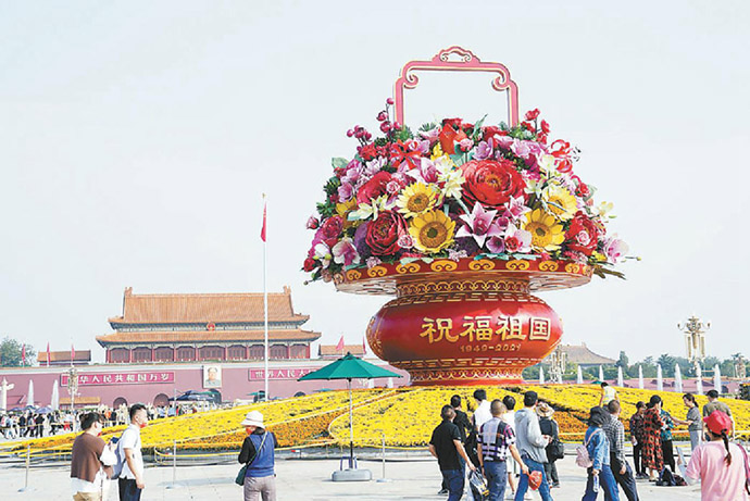 Тяньаньмэнь алаңында мемлекет мерекесін құттықтауға арналған үлкен гүл себеті бой көрсетті
