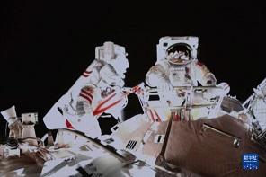 «Шэньчжоу-13» ғарыш кемесіндегі ғарышкерлер экипажы кабинадан шығу әрекетін сәтті орындады