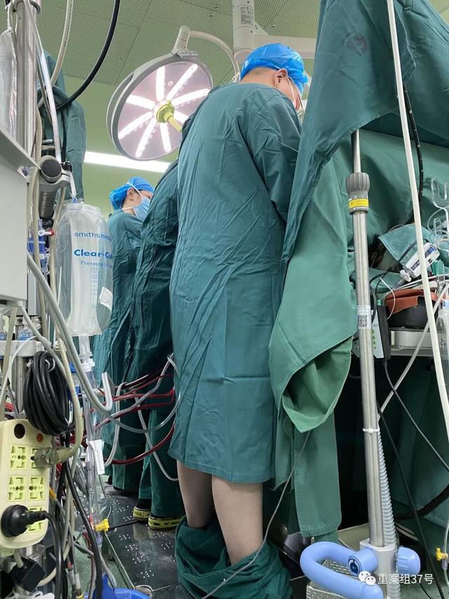 Операция кезінде шалбары түсіп кетсе де оған мән бермеген хирург
