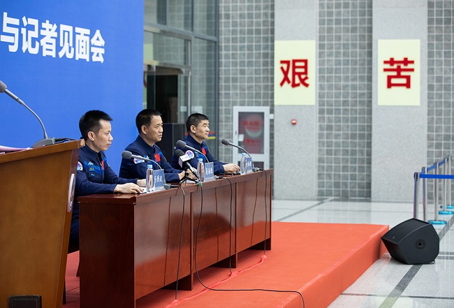 «Шэньчжоу-12» астронавтар экипажы ғарыштан қайтып келгеннен кейін алғаш рет көпшілікпен кездесті