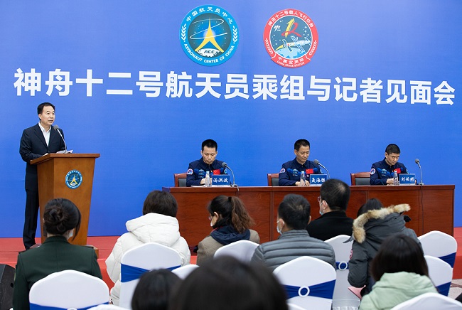 «Шэньчжоу-12» астронавтар экипажы ғарыштан қайтып келгеннен кейін алғаш рет көпшілікпен кездесті