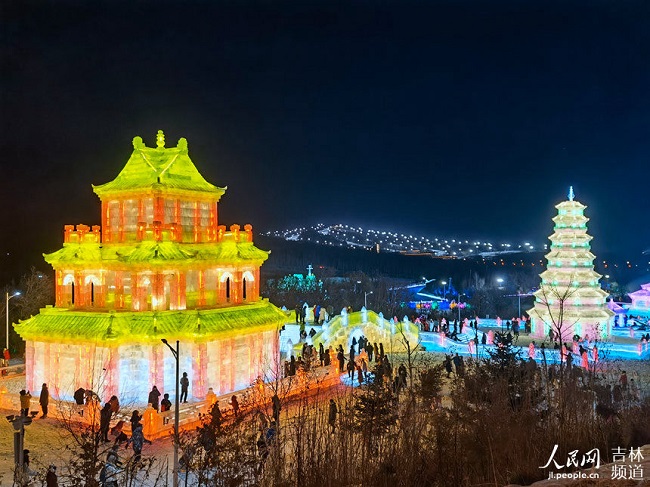 Цзилинь өлкесінің Чанчунь қаласы 650 000 текше метр мұз бен қардан қала салды