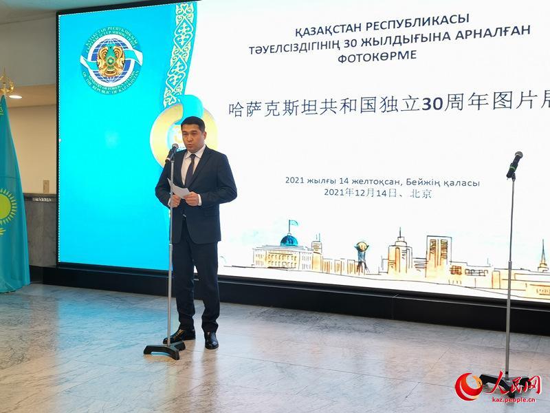 ҚР-ның ҚХР-дағы уақытша сенімді өкілі Мұрат Мұқышев сөз кезегінде.（Суретті онлайн «Халық Газетінің» тілшісі Ян Цянь түсірген）