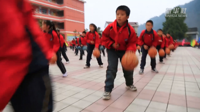 Ауылдағы бастауыш мектептің баскетбол сабағы интернетте танымал болды