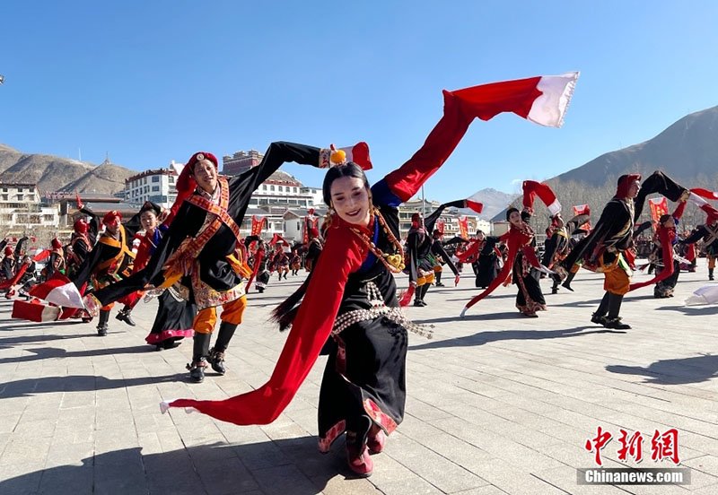 Юшу қаласындағы тибеттіктер Тибет Жаңа жылын тойлады