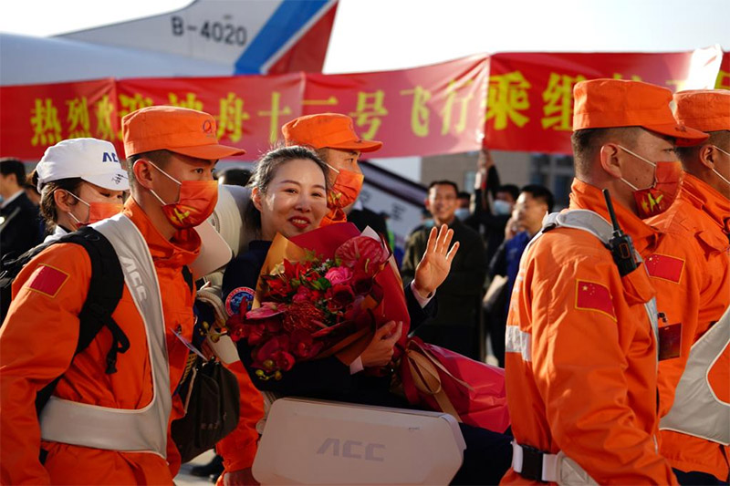 «Шэньчжоу-13» басқарылатын ғарыш кемесінің астронавтары Бейжіңге жетті
