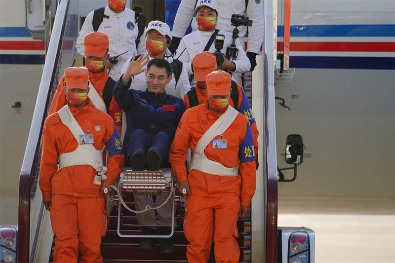 «Шэньчжоу-13» басқарылатын ғарыш кемесінің астронавтары Бейжіңге жетті