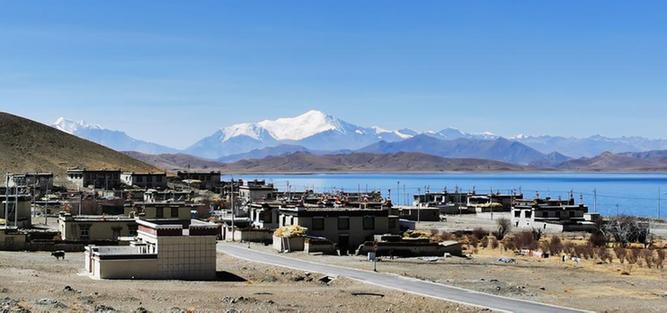 Тибеттегі Ямдрок көлінің жағасындағы бақытты ауыл