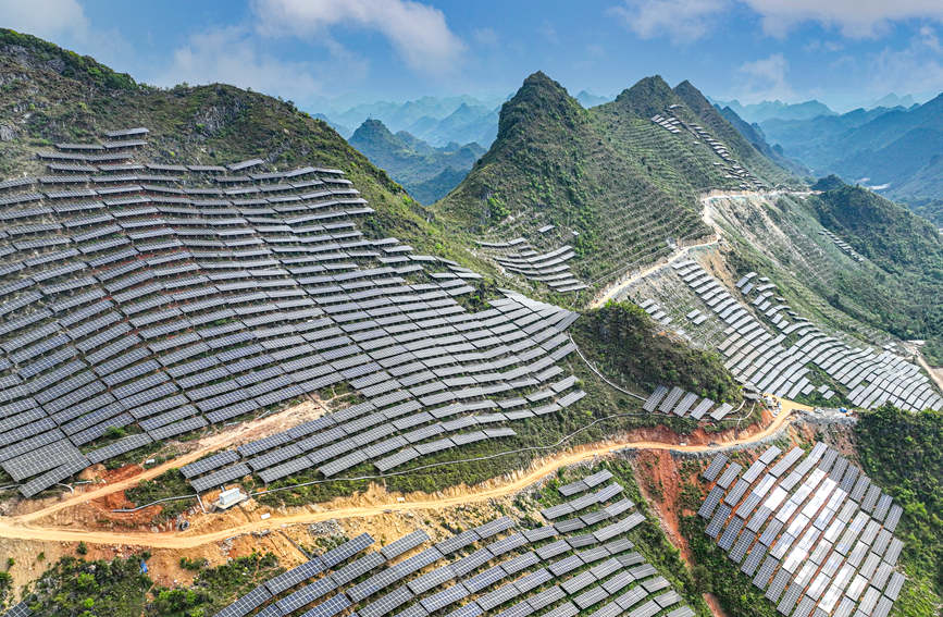 Гуанси, Тяньдон: ауылды жандандыруға көмектесу үшін тақыр беткейлерге фотоэлектрлік панельдер орнатылды
