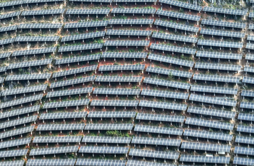 Гуанси, Тяньдон: ауылды жандандыруға көмектесу үшін тақыр беткейлерге фотоэлектрлік панельдер орнатылды