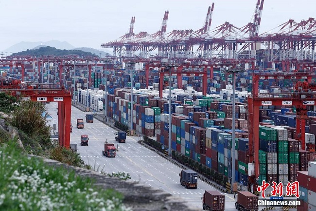 Індет кезінде Шанхай Yangshan Port-ындағы жұмыстар ретімен жүргізілуде