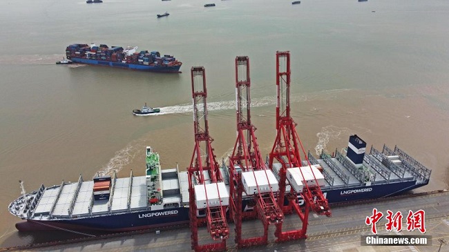 Індет кезінде Шанхай Yangshan Port-ындағы жұмыстар ретімен жүргізілуде