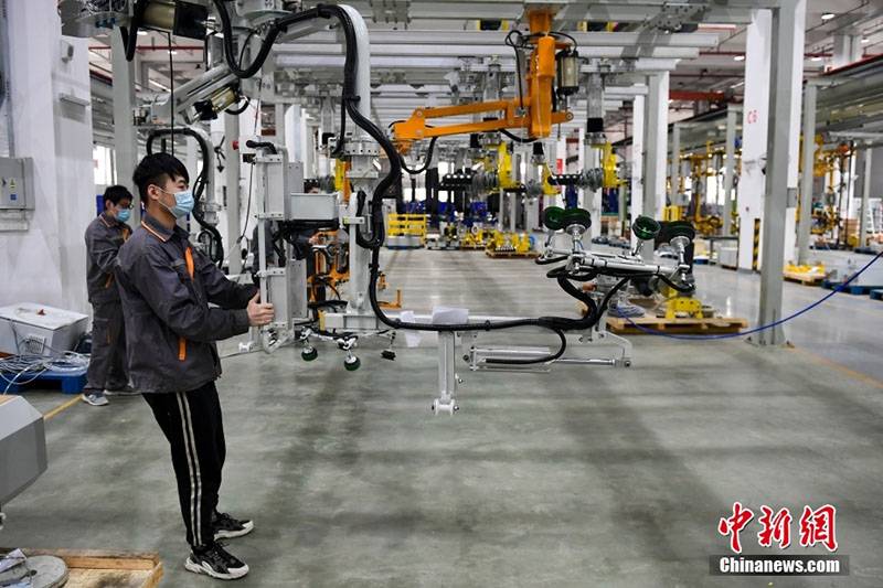 18 мамыр. Шанхайдың Сонцзян аумағында CSG Smart Science & Technology Co., Ltd. қызметкерлері өндірістік желіде робот қолдарды сынақтан өткізуде.