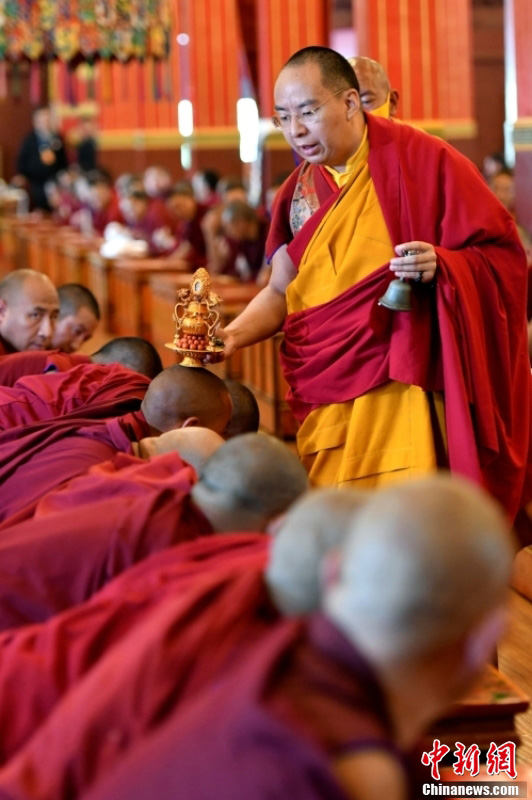Панчен-лама Тибет Будда академиясында қызметтік тексерісте болды және монахтар үшін ұзақ өмір сүру салтын жасады