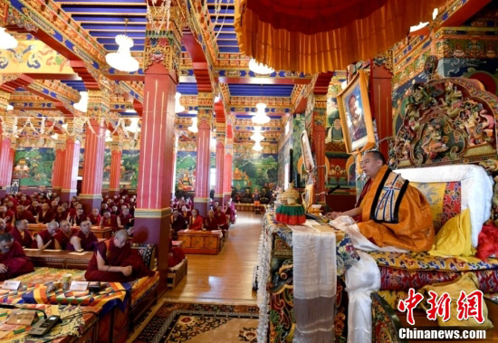 Панчен-лама Тибет Будда академиясында қызметтік тексерісте болды және монахтар үшін ұзақ өмір сүру салтын жасады