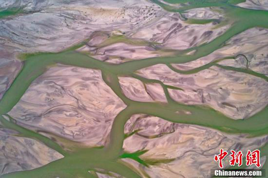 21 маусым. Шаньси өлкесі, Юньчэн қаласындағы Хуанхэ өзенінің Юнджи бөлігі қара жерде таралып жатқан қантамырдай пейзаж жасады.