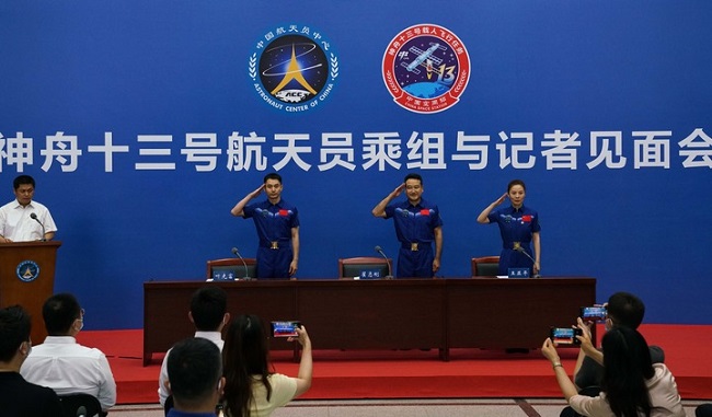 «Шэньчжоу-13» астронавтарының көпшілікпен алғашқы кездесуі