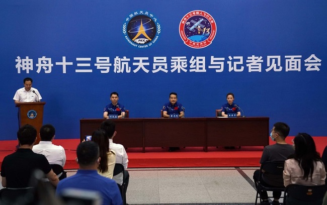 «Шэньчжоу-13» астронавтарының көпшілікпен алғашқы кездесуі
