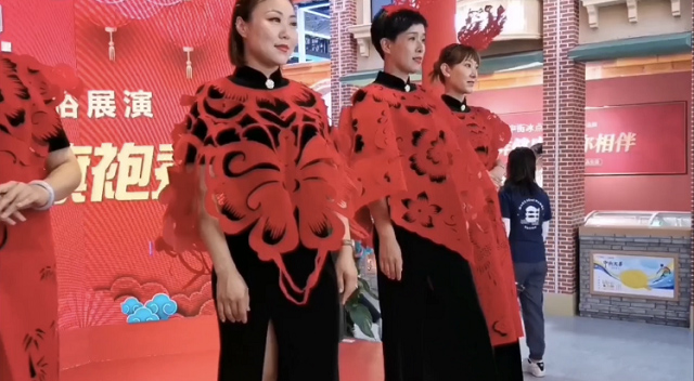 Екінші Қытай халықаралық тұтыну тауарлары жәрмеңкесіндегі қағаз ою өнері арқылы тігілген киімдер
