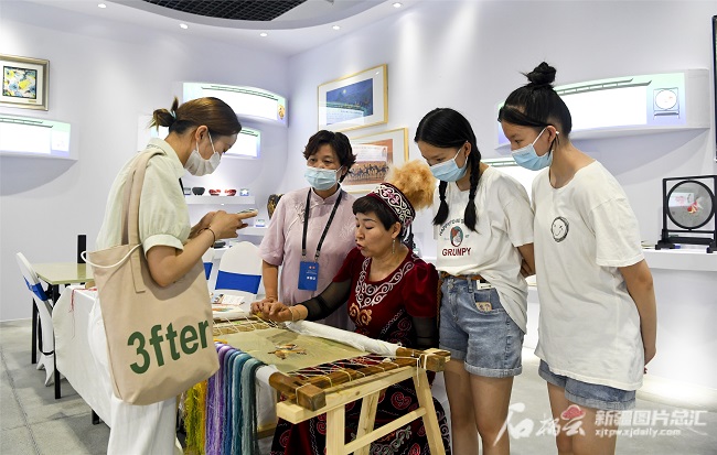 Шыңжаңда материалдық емес мәдени мұра көрмесі ашылды