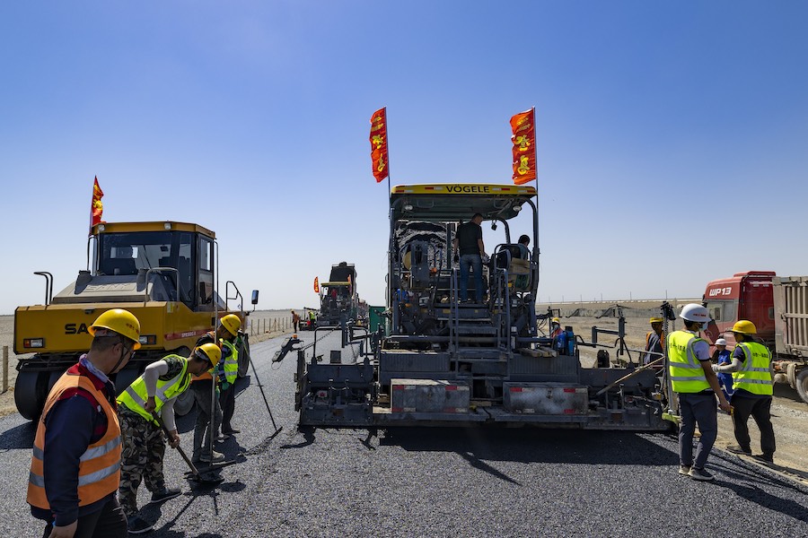 Шыңжаңның Құмыл аймағы: Құмды шөлде тас жол құрылысы қарқынды жүріп жатыр