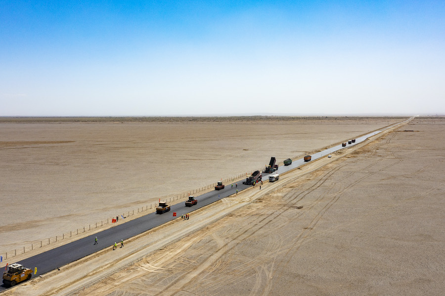 Шыңжаңның Құмыл аймағы: Құмды шөлде тас жол құрылысы қарқынды жүріп жатыр