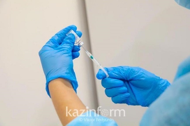 Коронавирус: Қазақстанда балаларды вакциналау жасын төмендету жайы талқыланып жатыр