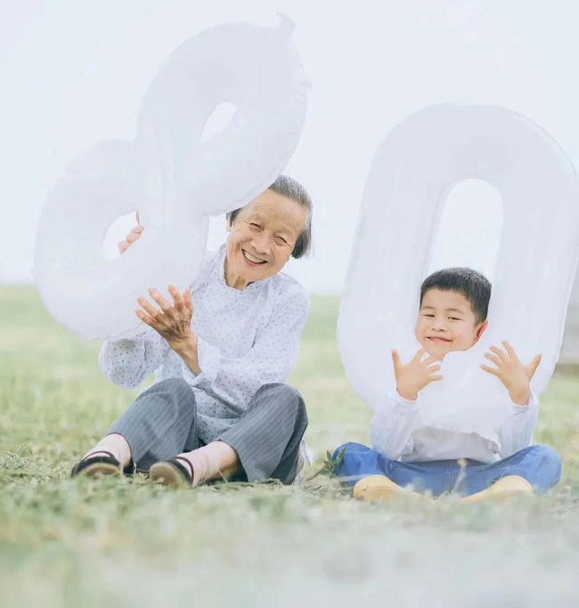 80 жастағы әженің сән суреттері