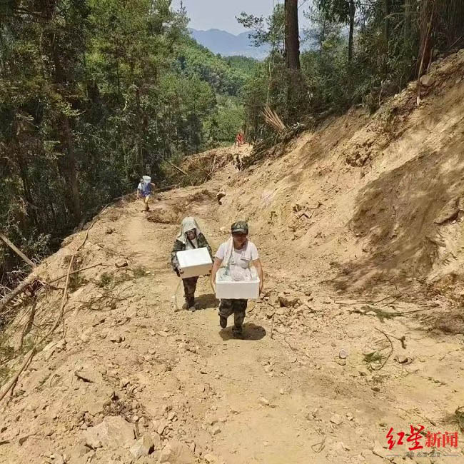 Мотоциклшілер Чунцин тауындағы өртпен күресуге көмектесті