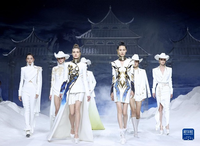 Қытай халықаралық сән апталығының (2023 көктем/жаз топтамасы) ашылу шоуы Бейжіңде өтті