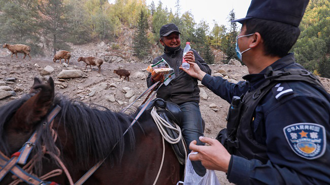 Шыңжаң Алтай көш-қон басқармасының полициясы малшыларды күзеуге көшірді