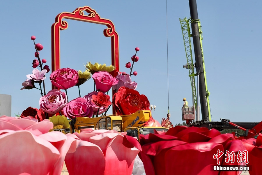 Бейжіңдегі Тяньаньмэнь алаңында ҚХР-ның Ұлттық күніне орай гүлзарлар дайындалды