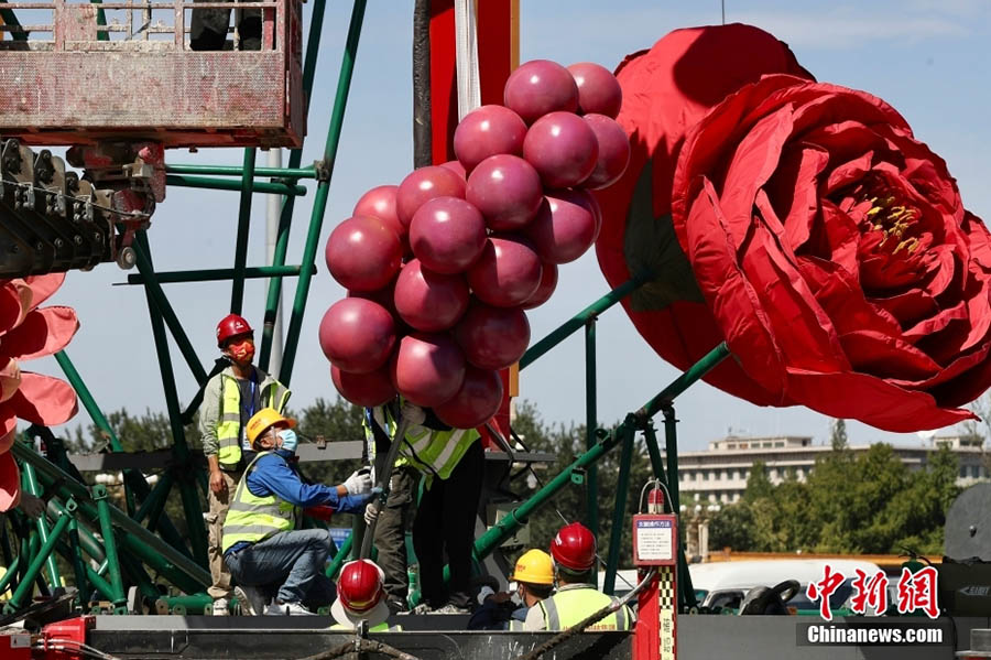 Бейжіңдегі Тяньаньмэнь алаңында ҚХР-ның Ұлттық күніне орай гүлзарлар дайындалды