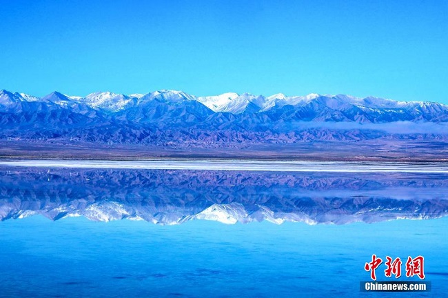 Күздегі Цинхай-Тибет үстіртінде айнадай жарқыраған тұзды көл