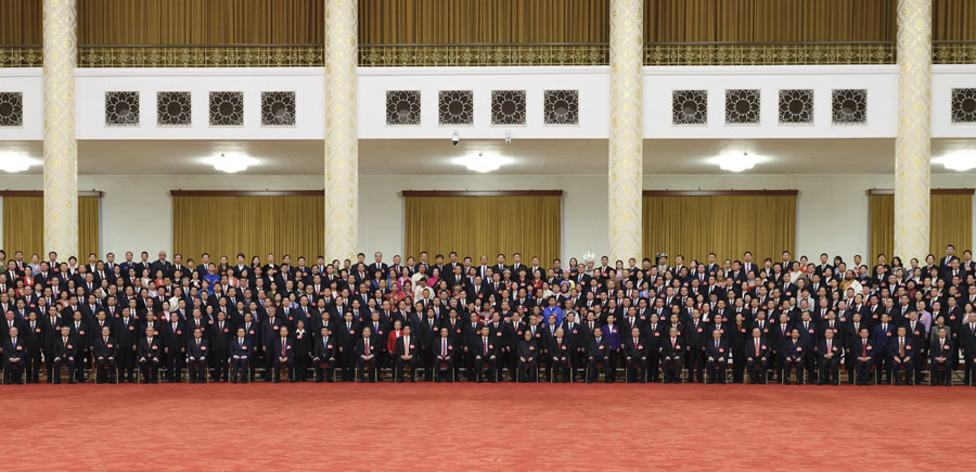 Си Цзиньпин және басқа да басшылар ҚКП 20-сыншы мемлекеттік құрылтайының өкілдерімен, арнайы шақырылған қонақтармен, сырттай қатысушыларымен кездесті