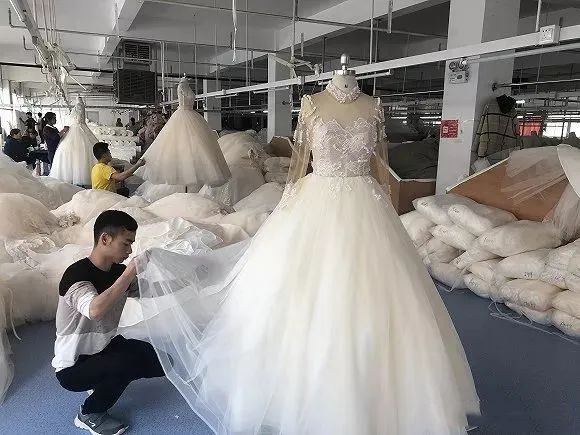Шағын ауылдан шыққан үйлену көйлектері әлемдегі қалыңдықтардың қолына жетеді