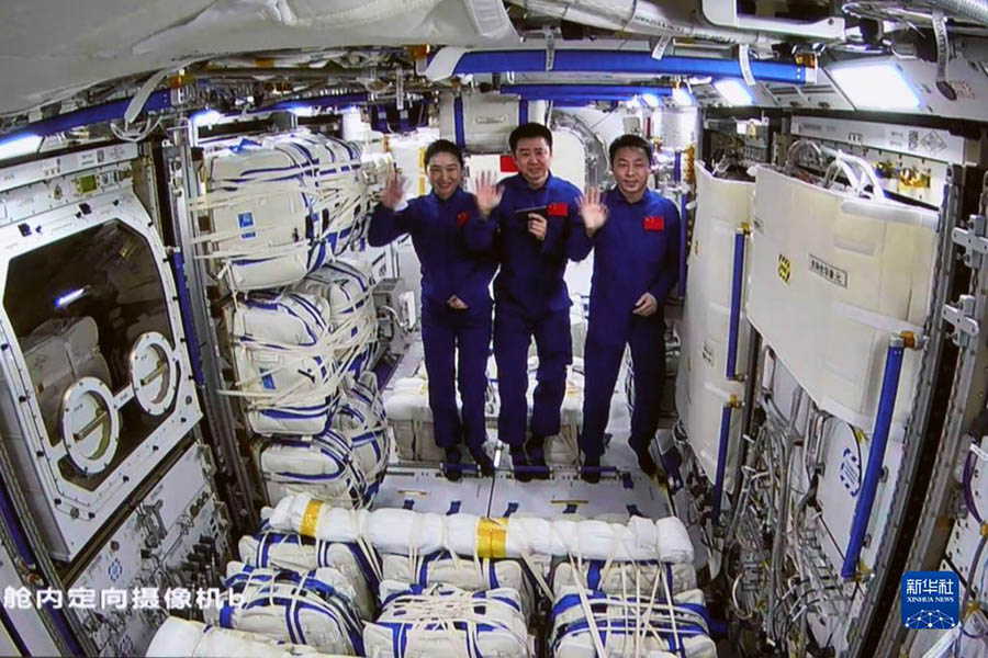 Шэньчжоу-14 ғарышкерлері Мэнтянь эксперименттік модуліне сәтті кірді