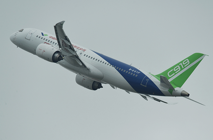 Отандық C919 үлкен жолаушылар ұшағы алғаш рет Қытайдың аэроғарыш көрмесінде көрсетілді