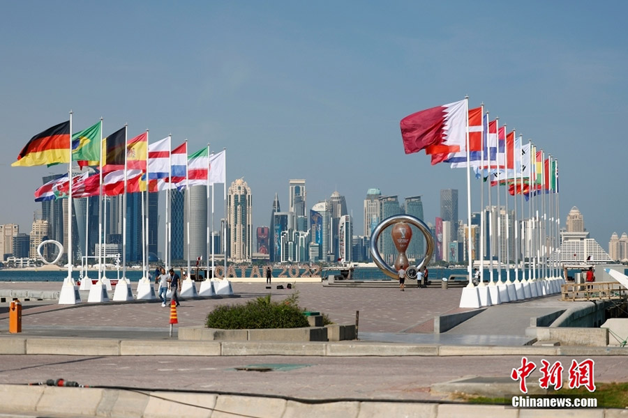 Катардың Доха қаласы көшелеріндегі әлем чемпионатының белгілері