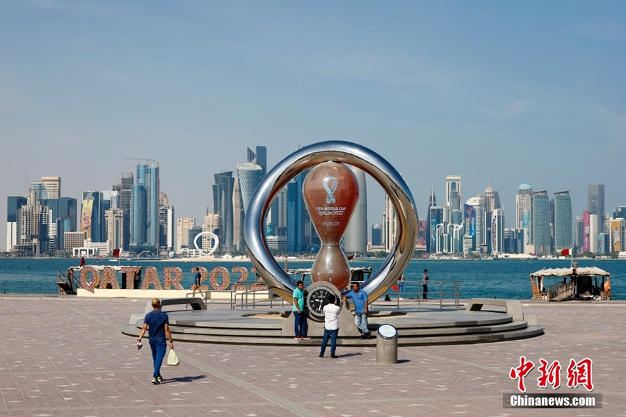 Катардың Доха қаласы көшелеріндегі әлем чемпионатының белгілері