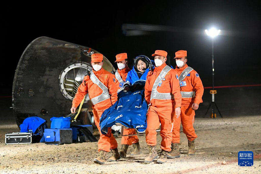 «Шэньчжоу-14» ғарыш кемесінің қайтарылған кабинасы сәтті қонып, Шэньчжоу-14 миссиясы толығымен орындалды