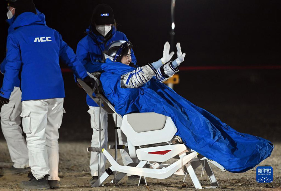 «Шэньчжоу-14» ғарыш кемесінің қайтарылған кабинасы сәтті қонып, Шэньчжоу-14 миссиясы толығымен орындалды
