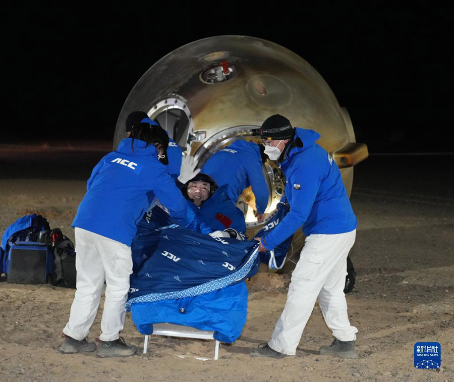 «Шэньчжоу-14» ғарыш кемесінің қайтарылған кабинасы сәтті қонып, Шэньчжоу-14 миссиясы толығымен орындалды