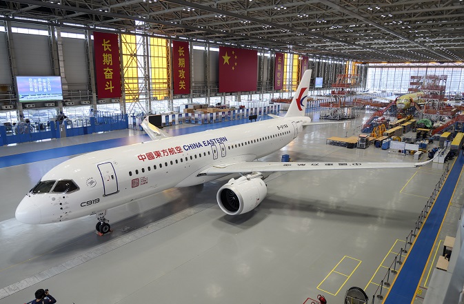 Әлемдегі алғашқы C919 ұшағы ресми түрде жеткізілді және 2023 жылдың көктемінде коммерциялық жолаушылар қызметіне енгізіледі деп күтілуде