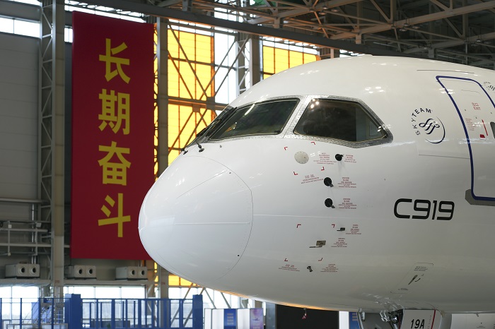 Әлемдегі алғашқы C919 ұшағы ресми түрде жеткізілді және 2023 жылдың көктемінде коммерциялық жолаушылар қызметіне енгізіледі деп күтілуде
