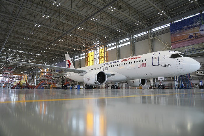 Әлемдегі алғашқы C919 ұшағы ресми түрде жеткізілді және 2023 жылдың көктемінде коммерциялық жолаушылар қызметіне енгізіледі деп күтілуде