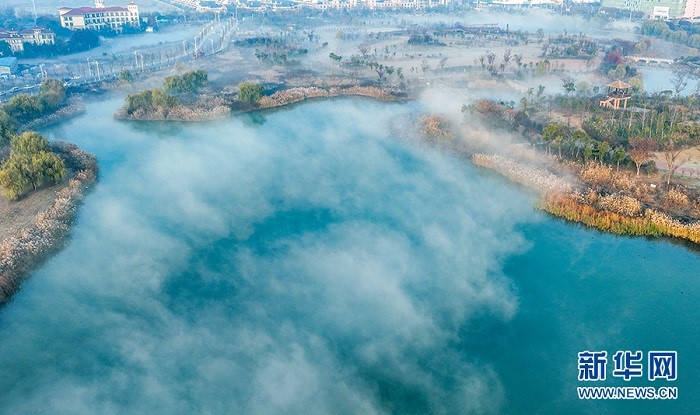 Аньхой өлкесі Хуайбэй қаласындағы Шығыс көлінің тұман басқан келбеті